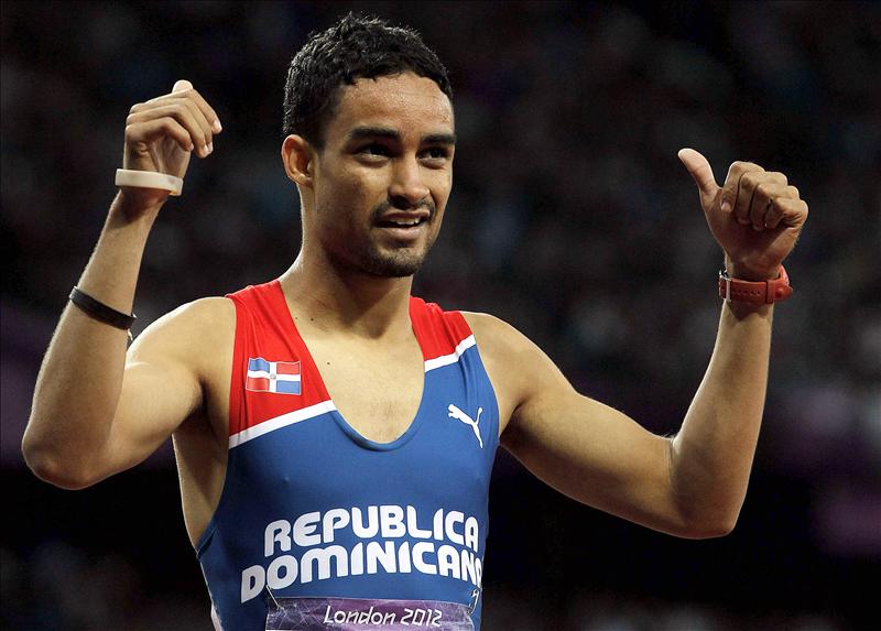 Luguelín Santos at the starting blocks